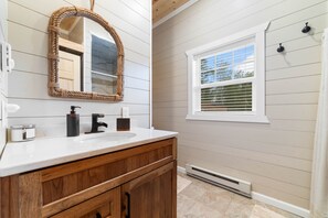 Douche, séchoir à cheveux, serviettes fournies, savon