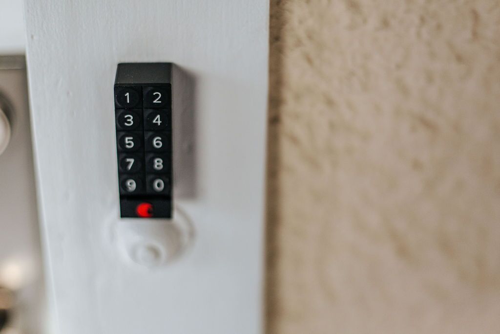 Une porte blanche dotée d’un clavier à code.