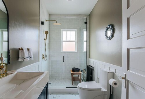 Downtown Luxe: Luxury Vintage + Downtown