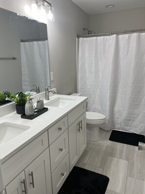 Toalhas de banho, sabonete, shampoo, papel higiênico