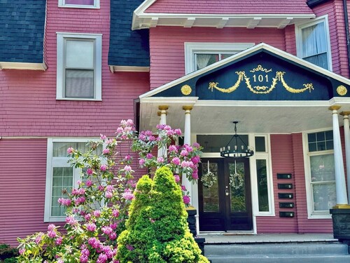 Birthday Suite / 1 BD/1BA Apt in Holiday House