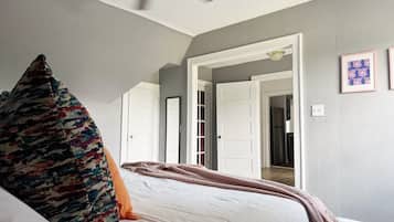 1 habitación, tabla de planchar con plancha, wifi gratis y ropa de cama