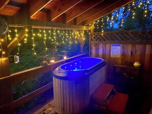 Outdoor spa tub - Bear Cabin-Gunning Cabin Rentals (Soldotna)