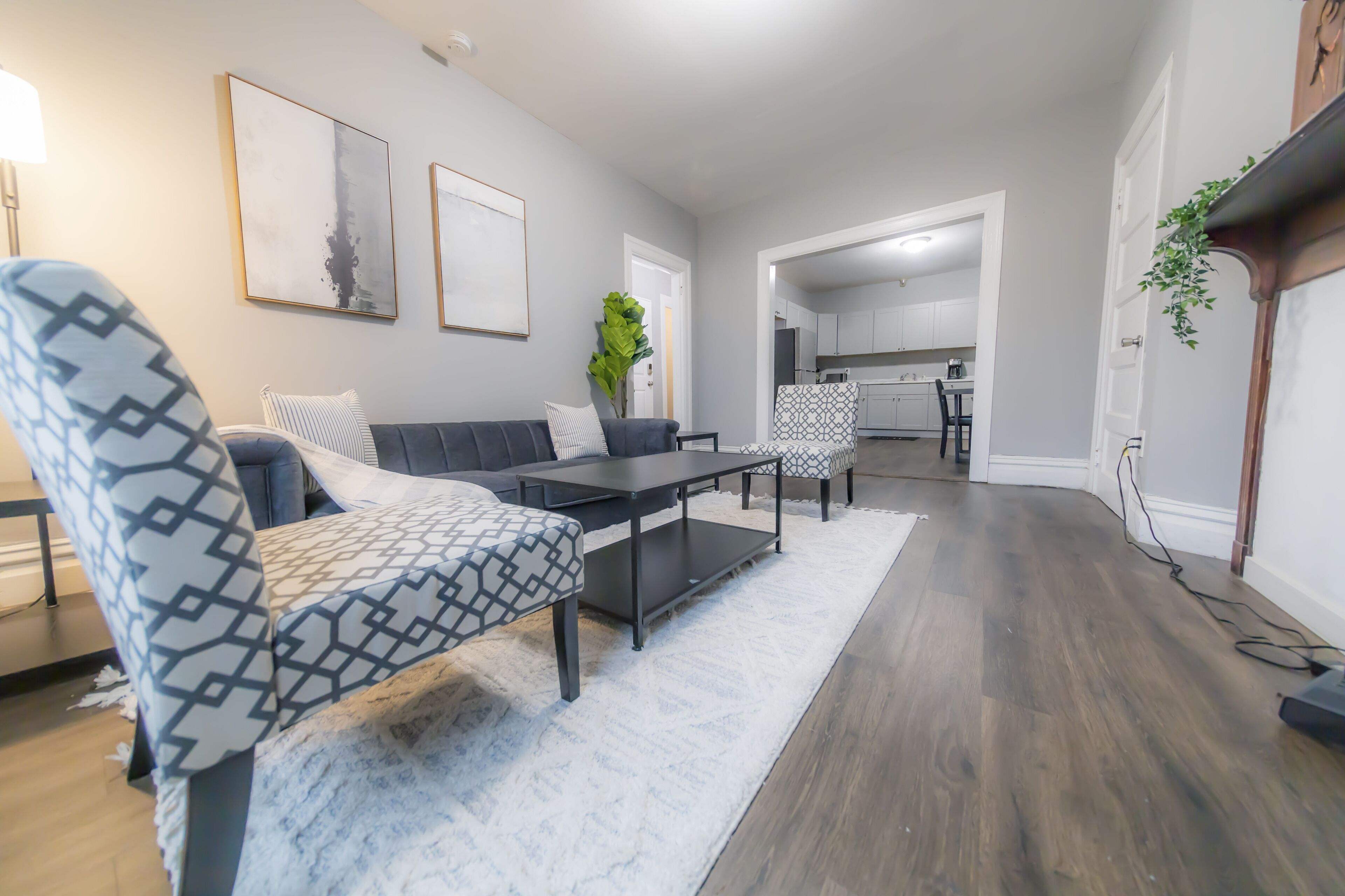 Big 4 Bedroom House Close to Universities, Hospitals and Downtown

