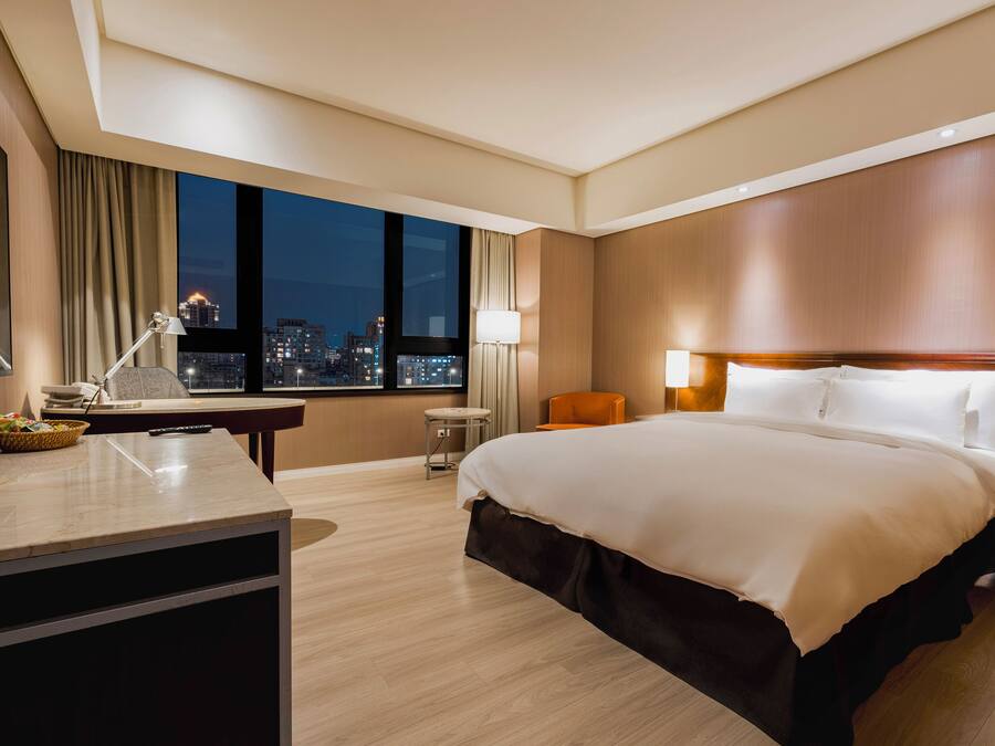 Kamar Double Premium | Minibar, meja kerja, ruang kerja ramah laptop, dan tirai kedap cahaya