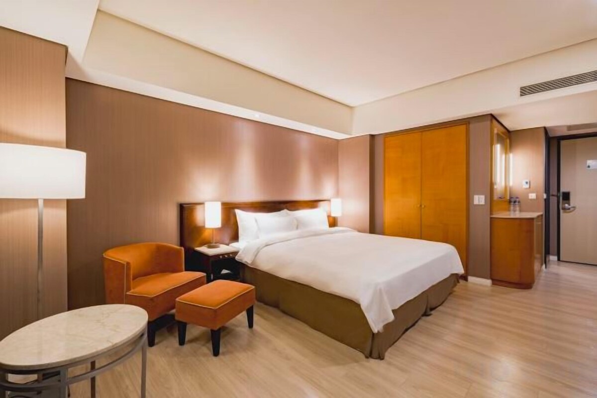 Minibar, desk, laptop workspace, blackout curtains