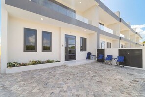 Exterior - High-End Villa ~ Walk to Beach ~ Pool ~ Ocean View (Malmok)