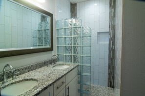 Dusche, Handtücher, Seife, Toilettenpapier