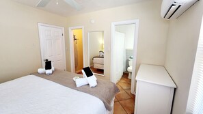 1 bedroom, iron/ironing board, free WiFi, bed sheets - Cozy 1 Bedroom Getaway • Walk to Clearwater Beach (Clearwater)