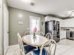 Dining -  COZY 3 BEDROOM  HOUSE NEAR WILL ROGERS INTERNATIONAL AIRPORT AND DOWNTOWN OKC (Oklahoma City)