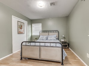 3 bedrooms, desk, iron/ironing board, free WiFi -  COZY 3 BEDROOM  HOUSE NEAR WILL ROGERS INTERNATIONAL AIRPORT AND DOWNTOWN OKC (Oklahoma City)