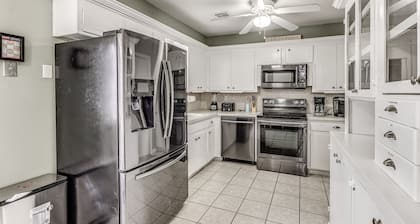 COZY 3 BEDROOM HOUSE NEAR WILL ROGERS INTERNATIONAL AIRPORT AND DOWNTOWN OKC