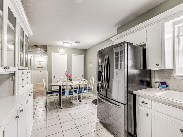 Fridge, microwave, oven, stovetop - COZY 3 BEDROOM HOUSE NEAR WILL ROGERS INTERNATIONAL AIRPORT AND DOWNTOWN OKC (Oklahoma City)