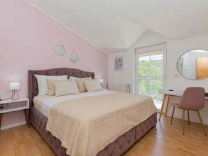 4 bedrooms, iron/ironing board, WiFi