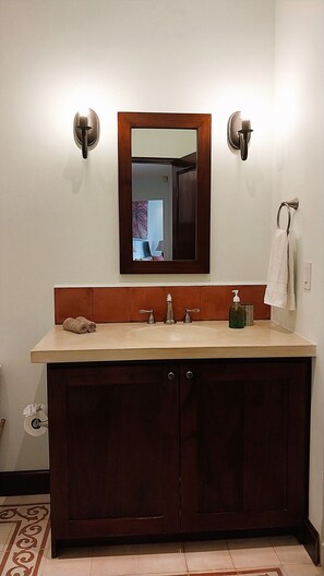 Shower, towels - Las Catalinas - Studio Cazenovia centrally located, short walk to beach (Las Catalinas)