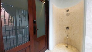 Shower - Las Catalinas - Studio Cazenovia centrally located, short walk to beach (Las Catalinas)
