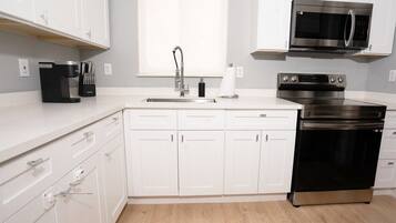 KĂŒhlschrank, Ofen, Herdplatte, Wasserkocher mit Kaffee-/Teezubehör