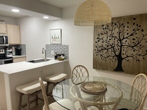 Dining - Newly renovated Catalina condo, heated pool, pet-friendly. (Tucson)