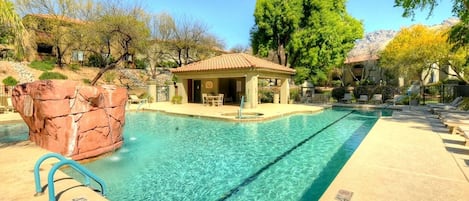 Utendørsbasseng og et oppvarmet basseng