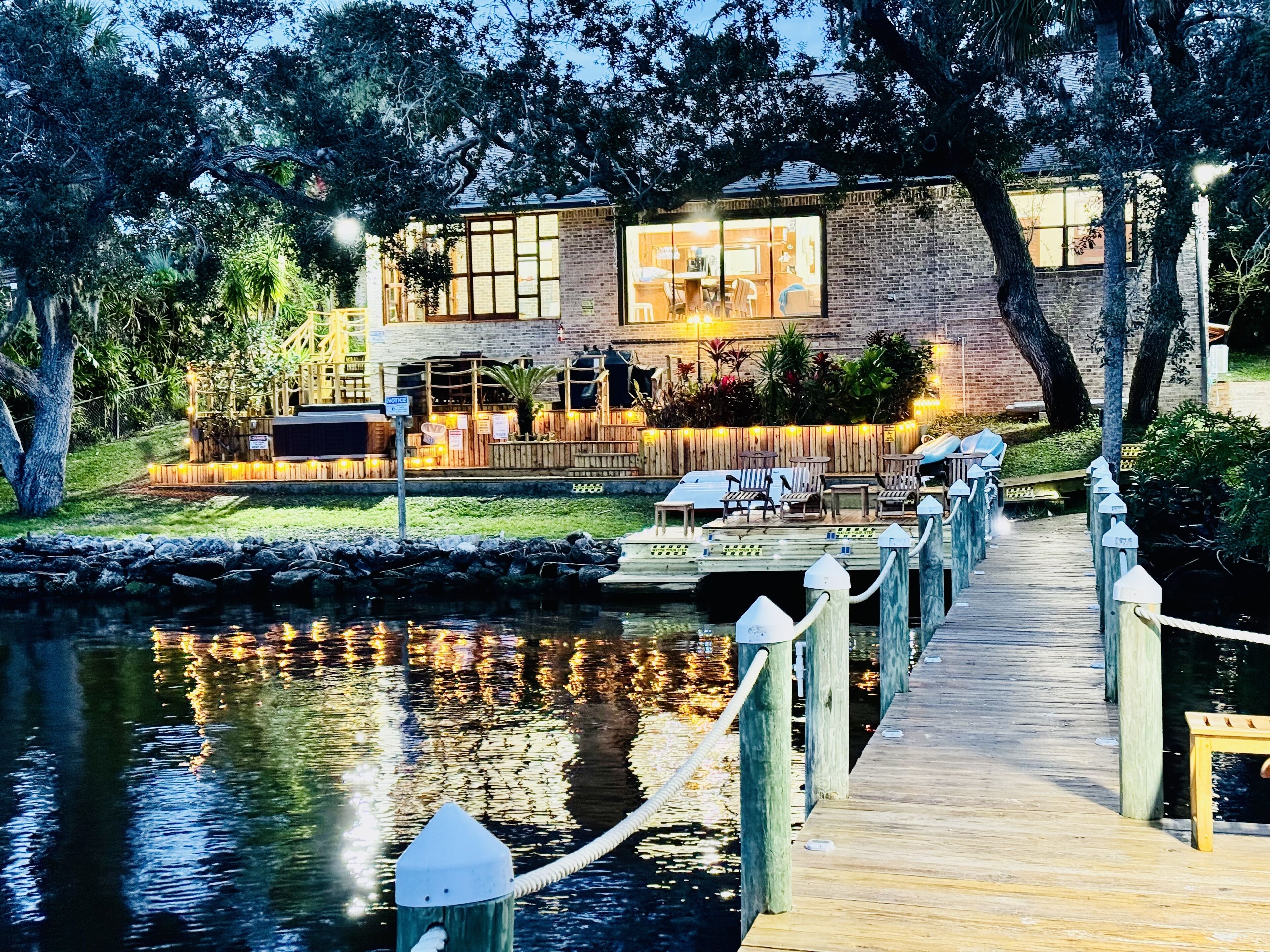 The house is 6 minutes from Downtown Melbourne. Fishing, boating, and surfing.