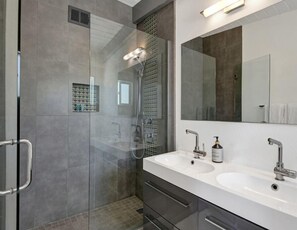 Shower, hair dryer, towels, soap - LUX Vacation Pool 3BR Mid Mod, Mountain Views,  Minutes from Dntwn Palm Springs (Palm Springs)