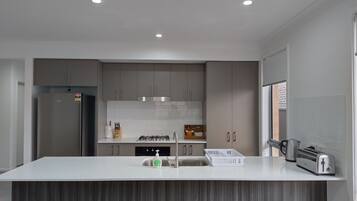 Kjøleskap, mikrobølgeovn, ovn og oppvaskmaskin