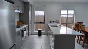 Kjøleskap, mikrobølgeovn, ovn og oppvaskmaskin