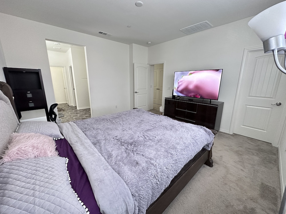 Single House! One Bedroom Downstairs!Near Ontario! Pet Friendly! 500