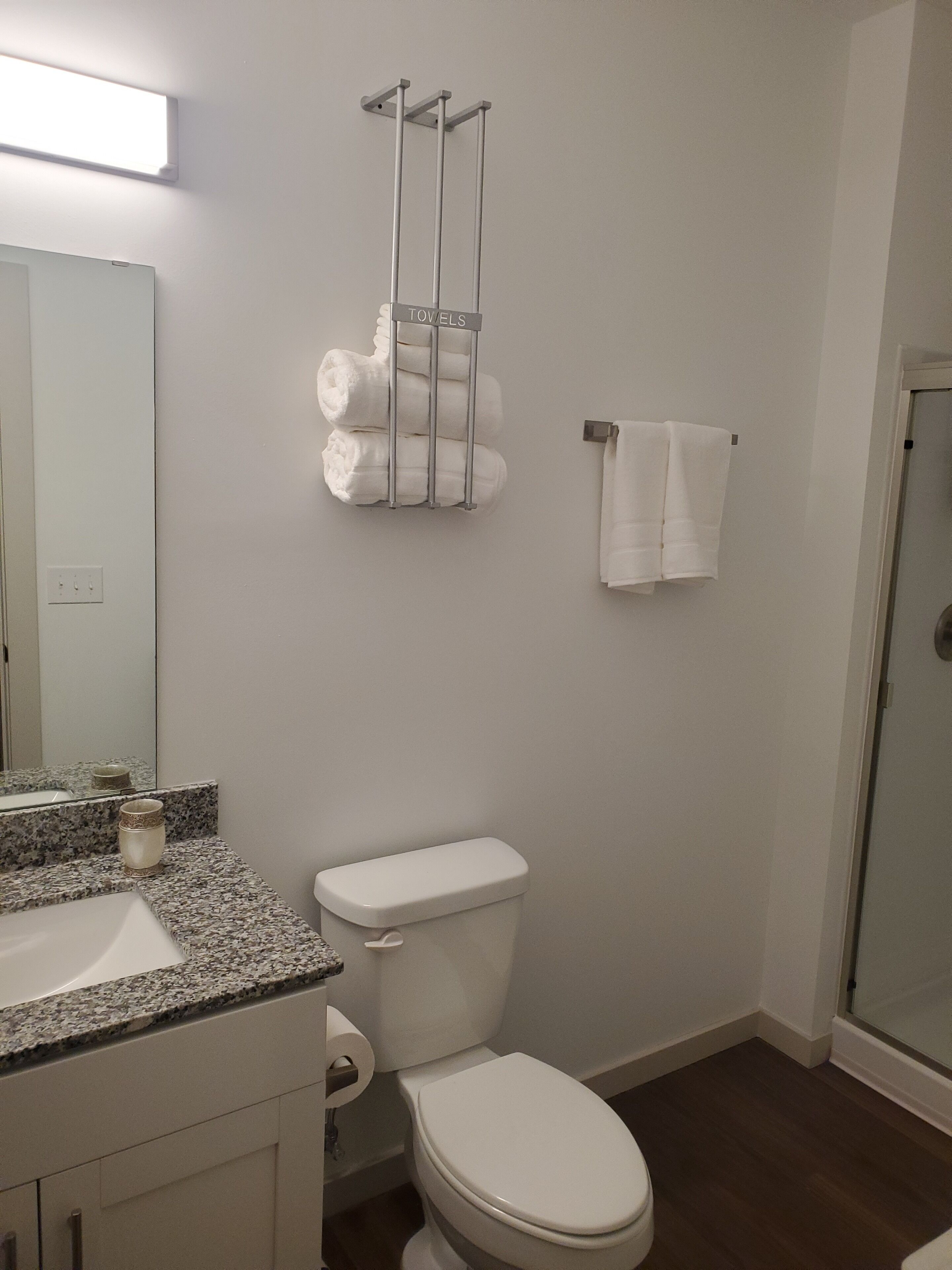 Toallas, jabón, papel de baño 