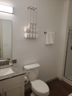 Håndklær, såpe og toalettpapir