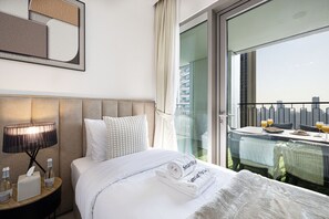 Escritorio, tabla de planchar con plancha, wifi gratis y ropa de cama 