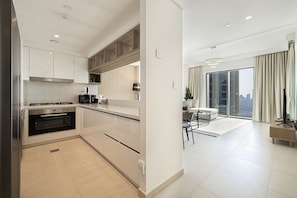 Fully Equipped Modern Kitchen - New 4BR |Burj Khalifa View & Pool |Dubai Mall (Dubai)
