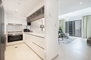 Frigorífico, microondas, horno y placa de cocina