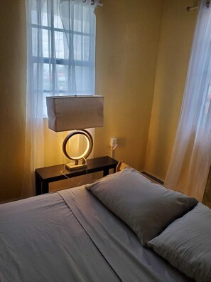 Estudi en suite bàsic | Roba de llit d'alta qualitat i matalassos amb encoixinament addicional 