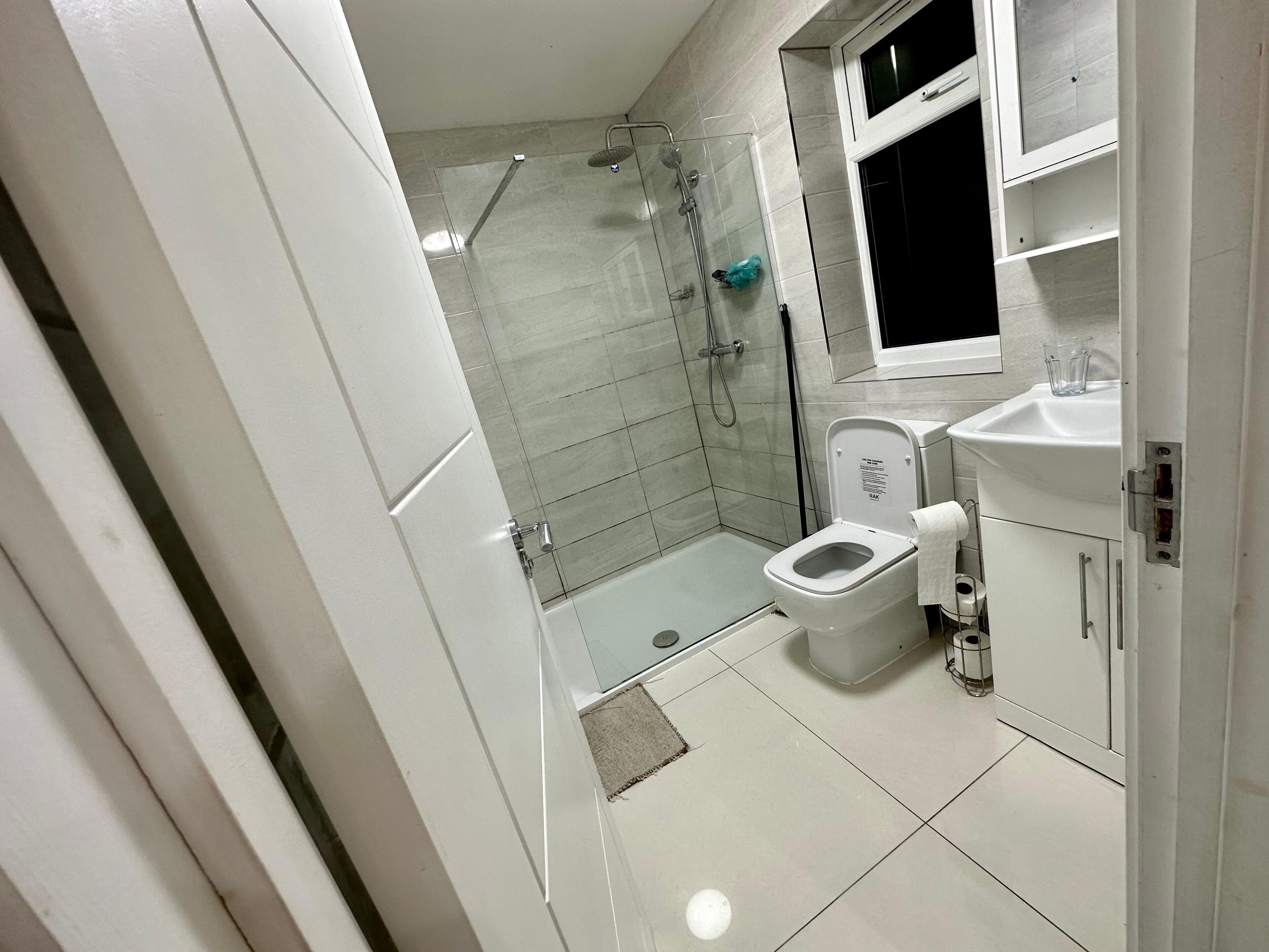 Douche, sèche-cheveux, serviettes fournies