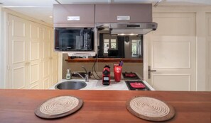 Refrigerador, microondas, parrilla de estufa y cafetera y tetera 