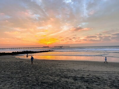 1 block from ocean - stylish & cozy beach cottage in funky Ocean Beach!
