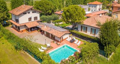 Villa Oasi with Private Pool BBQ & Garden near Sirmione, Sirmione, Italy