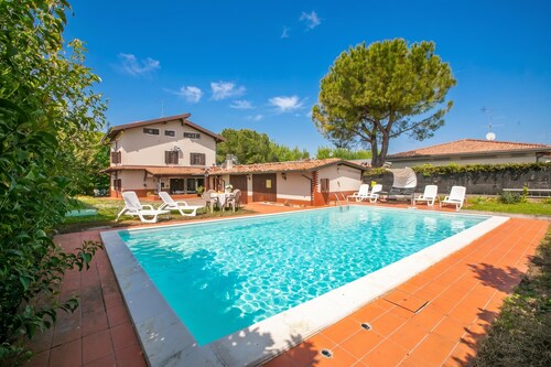 Villa Oasi with Private Pool BBQ & Garden near Sirmione, Sirmione, Italy