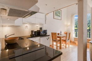 Fridge, microwave, oven, stovetop - Résidence Androsace 41, Argentière (Chamonix), France (Argentière (Chamonix))