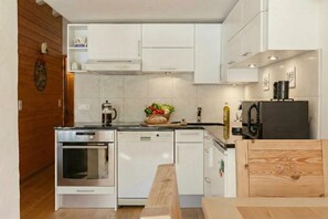 Fridge, microwave, oven, stovetop - Résidence Androsace 41, Argentière (Chamonix), France (Argentière (Chamonix))