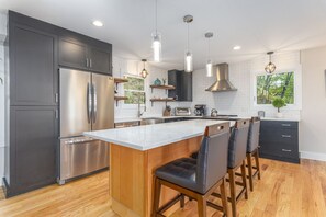 Microwave - Panoramic Mountain View, Hot Tub, Close to Downtown (Asheville)