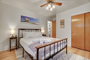 4 soverom, skrivebord, skrivebord for bærbar PC og strykejern/-brett