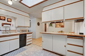 Kjøleskap, mikrobølgeovn, ovn og oppvaskmaskin