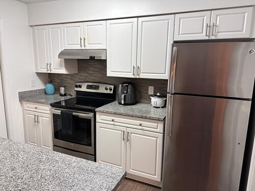 Cozy apartment next to Fairfax Corner & close to GMU! 