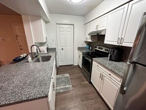 Private kitchen - Cozy apartment next to Fairfax Corner & close to GMU! (Fairfax)