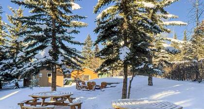 Mountain View Oasis with Hot Tub at Banff National Park Gate