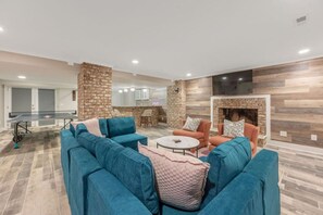 Fernseher, Kamin, Tischtennisplatte, Arbeitsbereiche