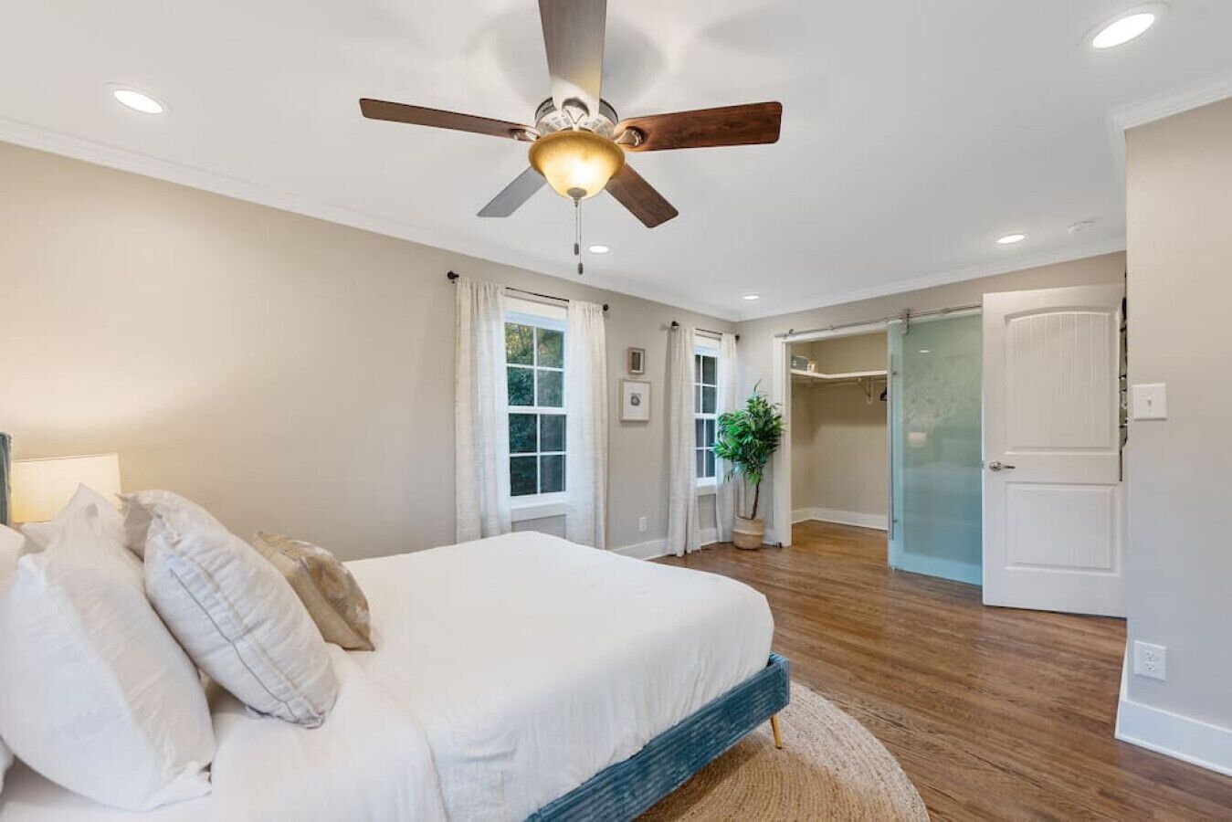 5 多间卧室、办公桌、熨斗/熨衣板、旅行婴儿床