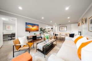 Smart TV, fireplace